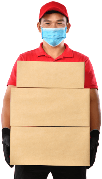 Livreur en uniforme rouge tenant trois colis, prêt pour une livraison à Nantes.